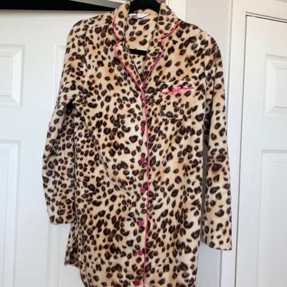 Pretty Leopard Print Robe with Pink lining - Picture 2 of 3